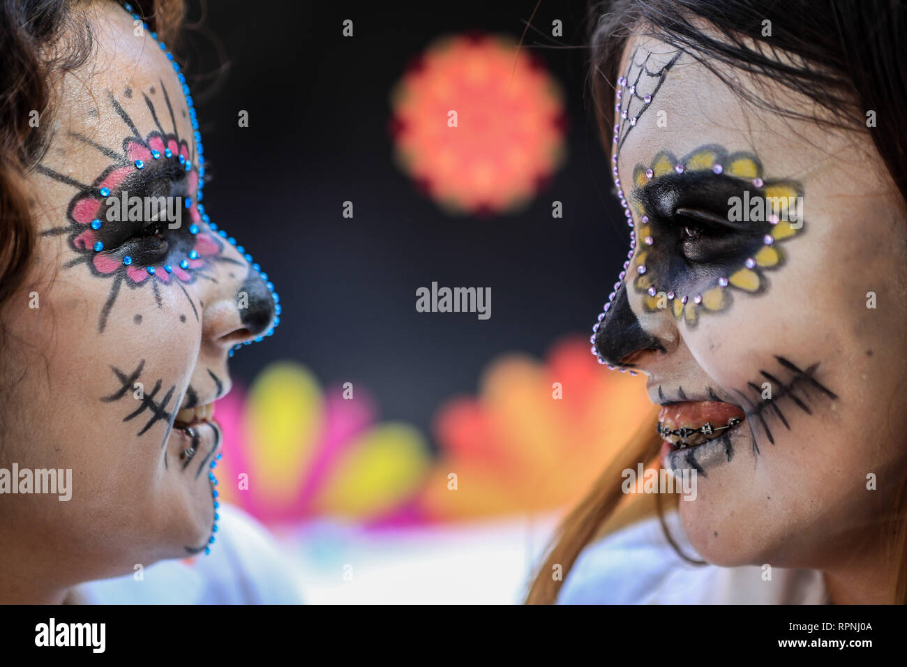 Estudiantes de preparatoria con maquillaje de catrina  en sus rostros, durante  festival  de altares previo al día de muertos llevado a cabo en la pla Stock Photo