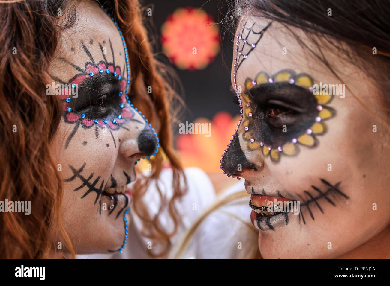 Estudiantes de preparatoria con maquillaje de catrina  en sus rostros, durante  festival  de altares previo al día de muertos llevado a cabo en la pla Stock Photo