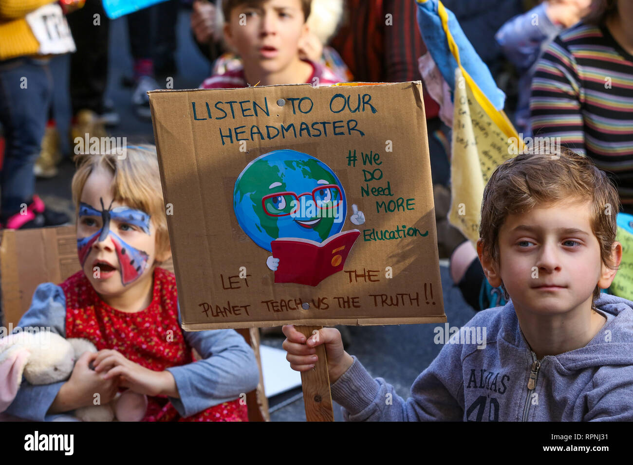 Ongeëvenaard een vuurtje stoken Niet essentieel A young kid seen holding a placard during the protest. Young people,  teachers and parents protest to demand that the climate and ecological  crisis is acknowledged as an educational priority and that