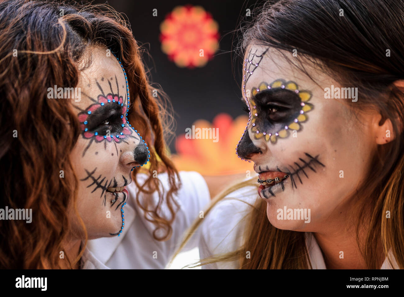 Estudiantes de preparatoria con maquillaje de catrina  en sus rostros, durante  festival  de altares previo al día de muertos llevado a cabo en la pla Stock Photo