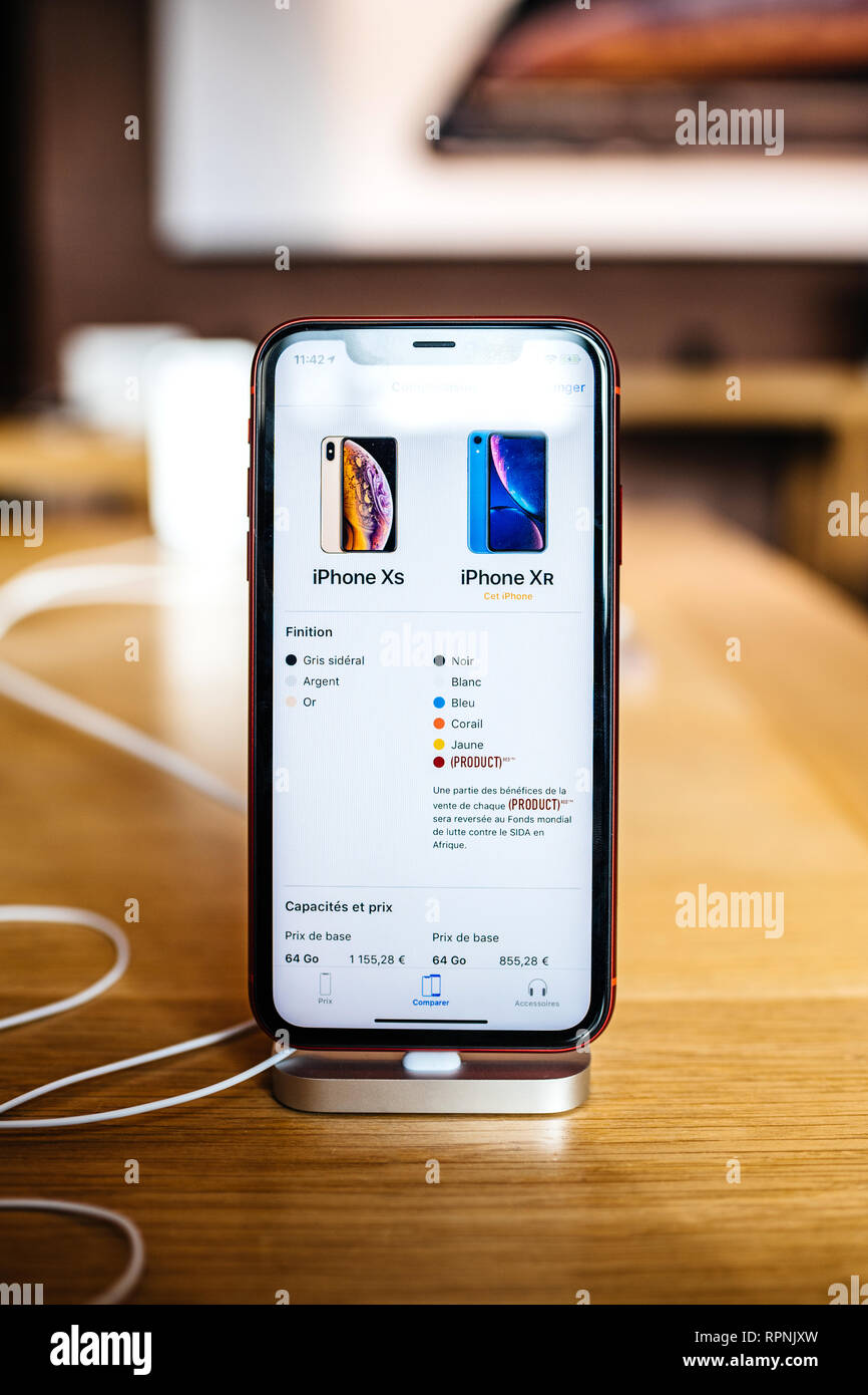 PARIS, FRANCE - OCT 26, 2018: Closeup of latest iPhone XR smartphone in  Apple Store Computers during the launch day - website comparing Xs vs Xr  price specs Stock Photo - Alamy
