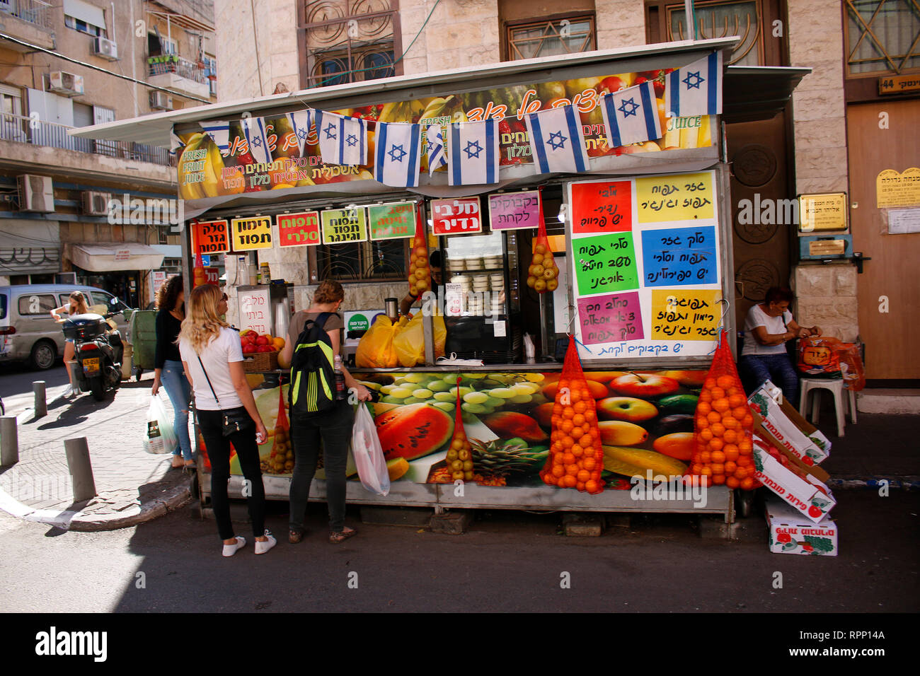 eim kleines Cafe/ kleiner Laden Tel Aviv, Israel (nur fuer redaktionelle Verwendung. Keine Werbung. Referenzdatenbank: http://www.360-berlin.de. © Jen Stock Photo