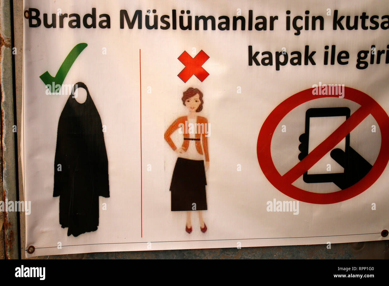 Impressionen: Kleidungsvorschriften fuer Frauen an einer Moschee, Jaffa, Tel Aviv, Israel. Stock Photo