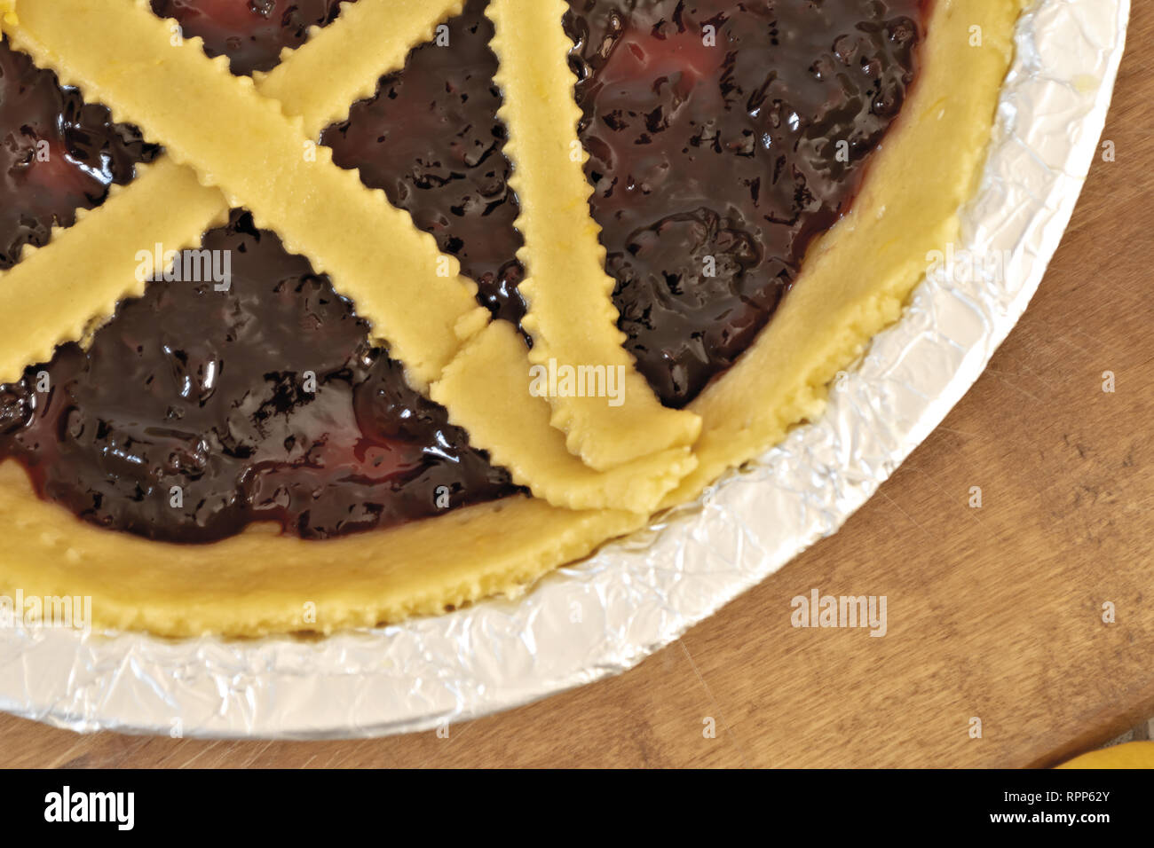 crostata alla marmellata di more cruda dall'alto particolare altra  inquadratura Stock Photo - Alamy