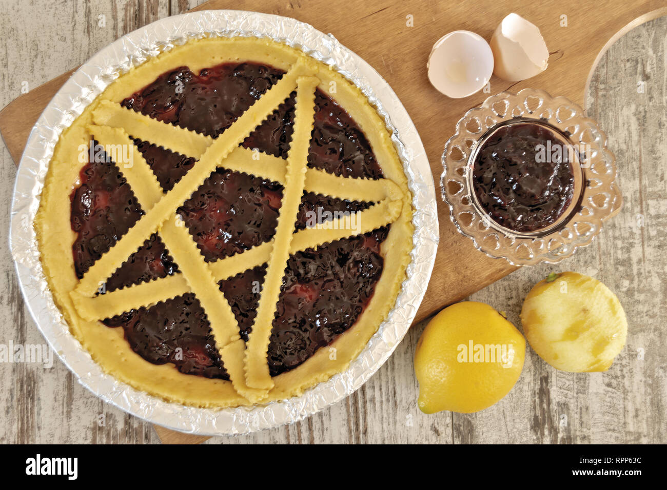 crostata alla marmellata di more cruda dall'alto Stock Photo - Alamy