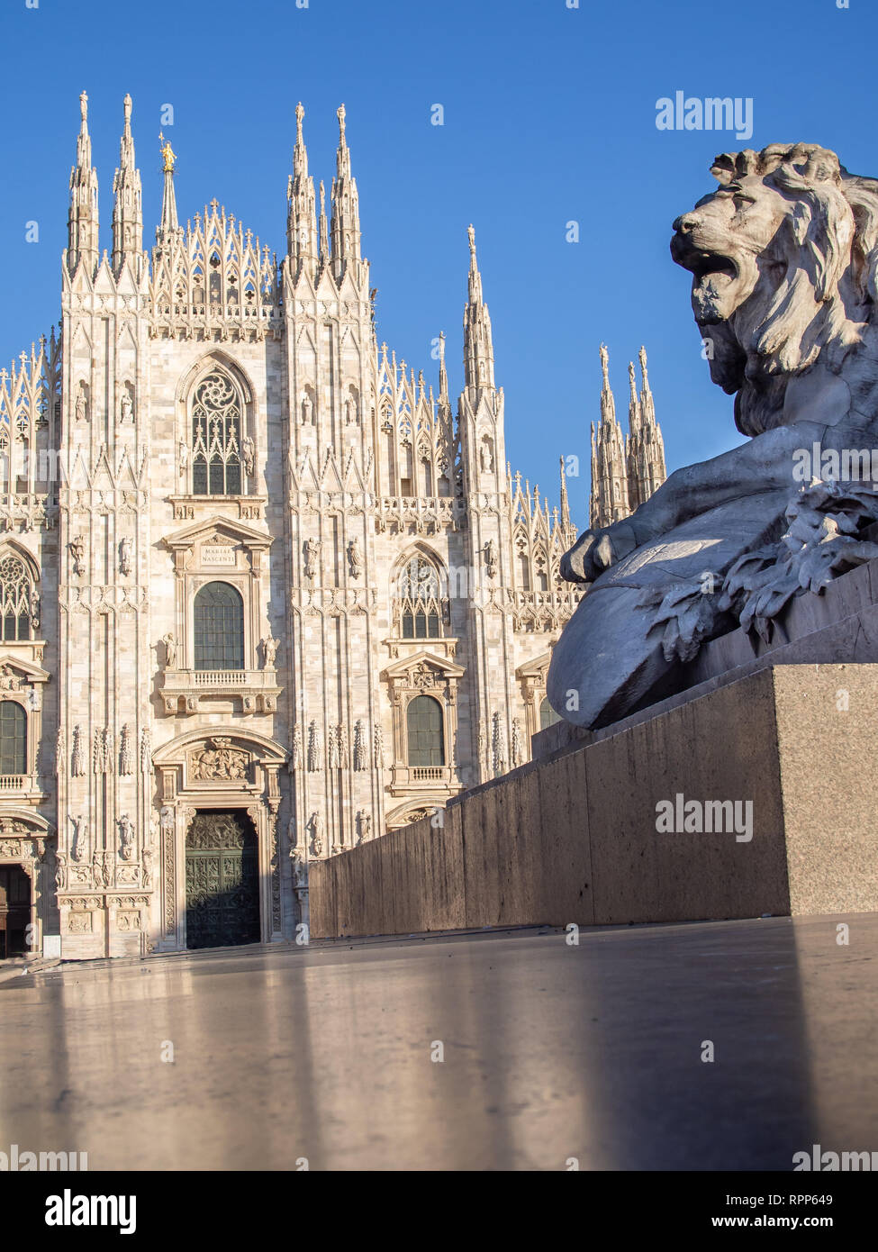 Medieval italian statue hi-res stock photography and images - Alamy