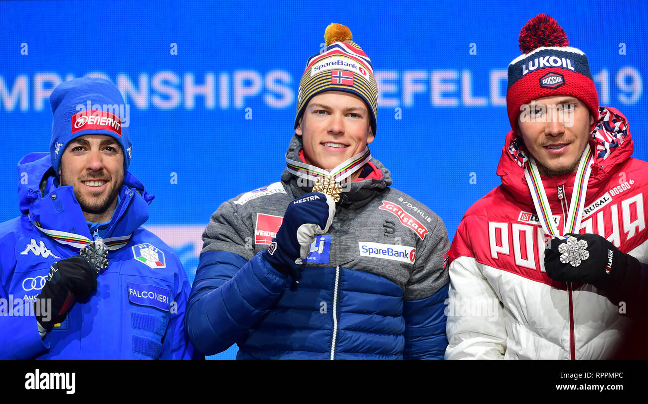 Seefeld, Austria. 22nd Feb, 2019. Nordic skiing, world championship,  cross-country sprint freestyle, men's, medal ceremony. World Champion  Johannes Hoesflot Klaebo (M) from Norway will stand next to the runner-up  Federico Pellegrino (l)