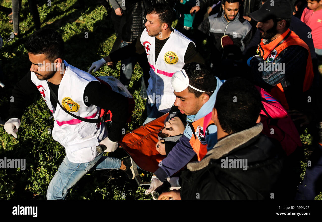 Gaza, Gaza, Gaza. 22nd Feb, 2019. Medics seen carrying an injured Palestinian during clashes following the ''Great March of Return'' demonstration in Shuja'iyya neighborhood of Gaza City, Gaza. Credit: Nidal Alwaheidi/SOPA Images/ZUMA Wire/Alamy Live News Stock Photo