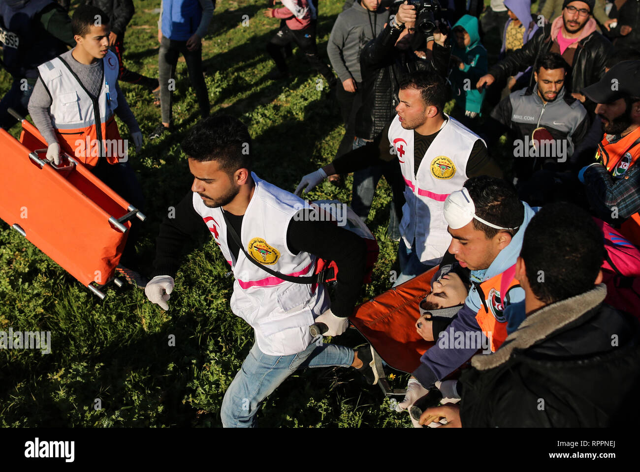 Gaza, Gaza, Gaza. 22nd Feb, 2019. Medics seen carrying an injured Palestinian during clashes following the ''Great March of Return'' demonstration in Shuja'iyya neighborhood of Gaza City, Gaza. Credit: Nidal Alwaheidi/SOPA Images/ZUMA Wire/Alamy Live News Stock Photo