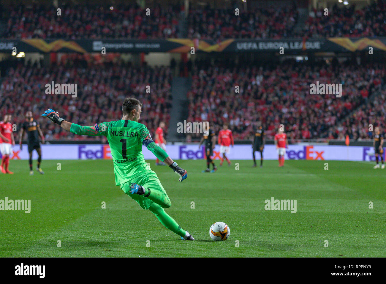 Lisbon, Portugal. 21st Feb, 2019. February 21, 2019. Lisbon, Portugal. Galatasaray's goalkeeper from Argentina Fernando Muslera (1) in action during the game of the UEFA Europa League, Round of 32, SL Benfica vs Galatasaray SK Credit: Alexandre de Sousa/Alamy Live News Stock Photo