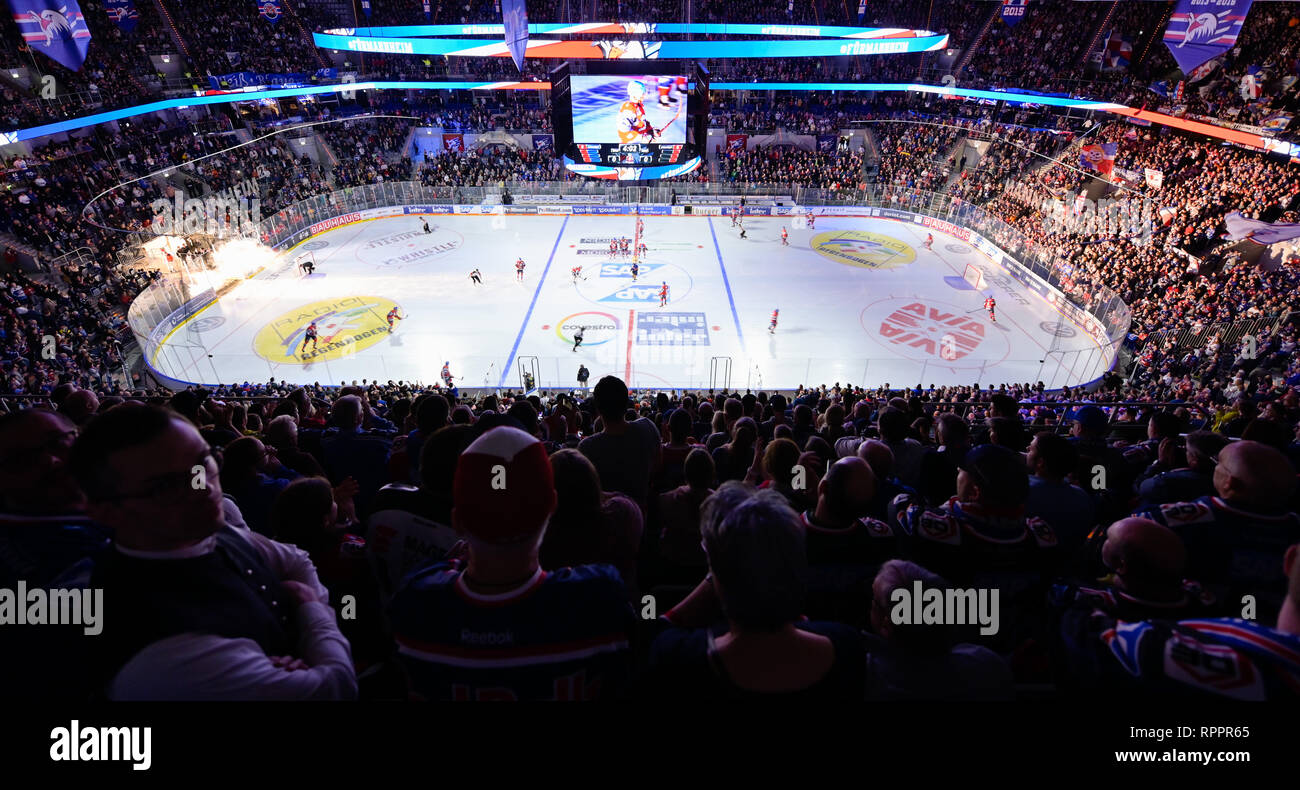 Mannheim Germany 22nd Feb 19 Ice Hockey Del Adler Mannheim Ehc Red Bull Munich Main Round 49th Matchday In The Sap Arena Spectators Follow The Arrival Of The Teams Before The