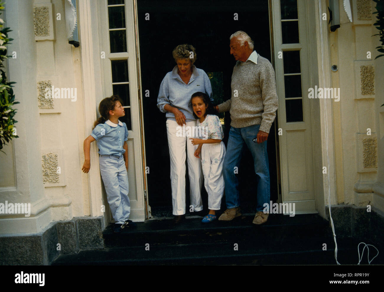 LaPresse 1986 - Perosa Argentina Storico Famiglia Agnelli Nella foto: Perosa Argentina 1986 Giovanni e Marella Agnelli con le nipoti Da sinistra: Ginevra Elkann e Anna Agnelli (figlia di Umberto) Stock Photo