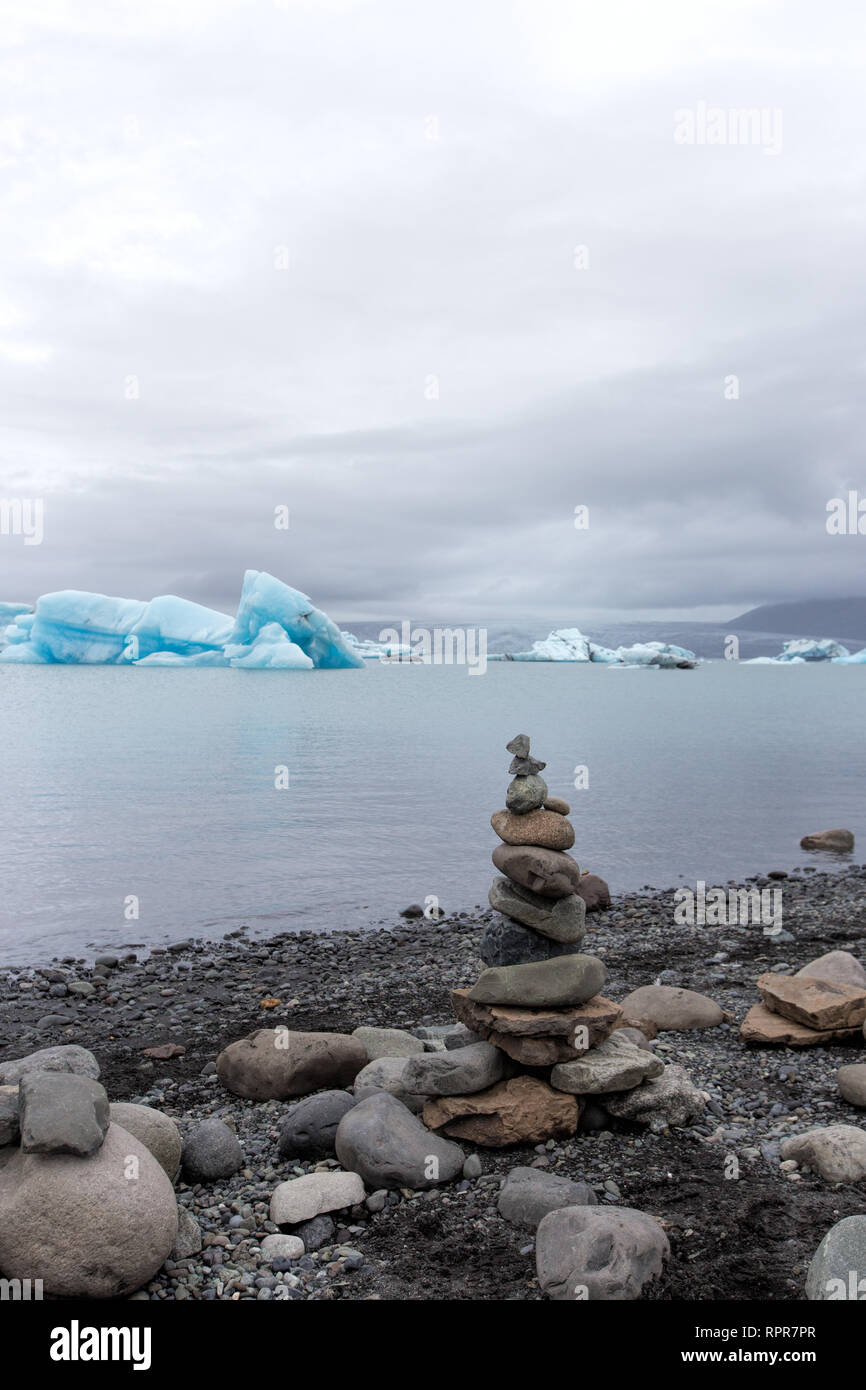 A cairn of stones at the edge of the Jokulsarlon glacial lagoon Stock Photo