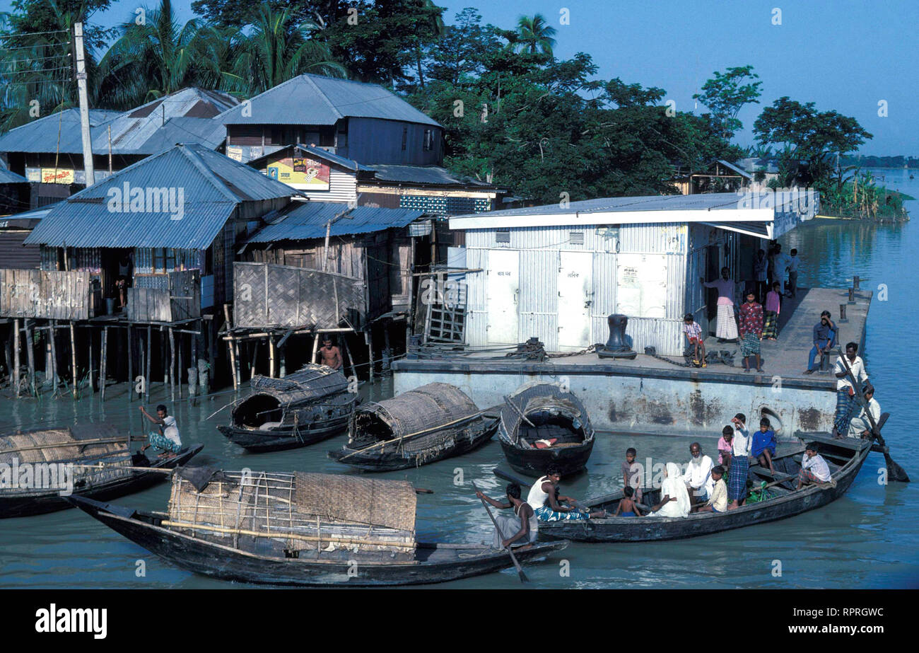 Riverside port in the Bangla delta of Bangladesh, 1986 Stock Photo Alamy