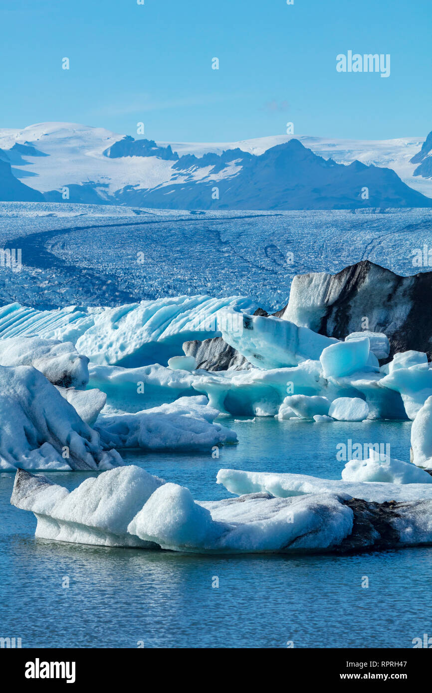 Icebergs in Jokulsarlon glacier lagoon, beneath Breidamerkurjokull glacier. Vatnajokull National Park, Sudhurland, south east Iceland. Stock Photo