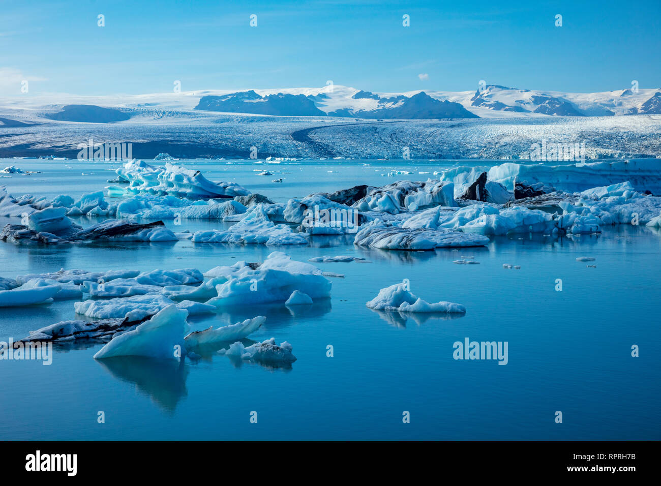 Icebergs in Jokulsarlon glacier lagoon, beneath Breidamerkurjokull glacier. Vatnajokull National Park, Sudhurland, south east Iceland. Stock Photo