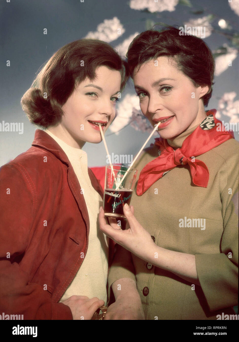 ROMY SCHNEIDER und LILLI PALMER, 1958 Studioaufnahme. Stock Photo