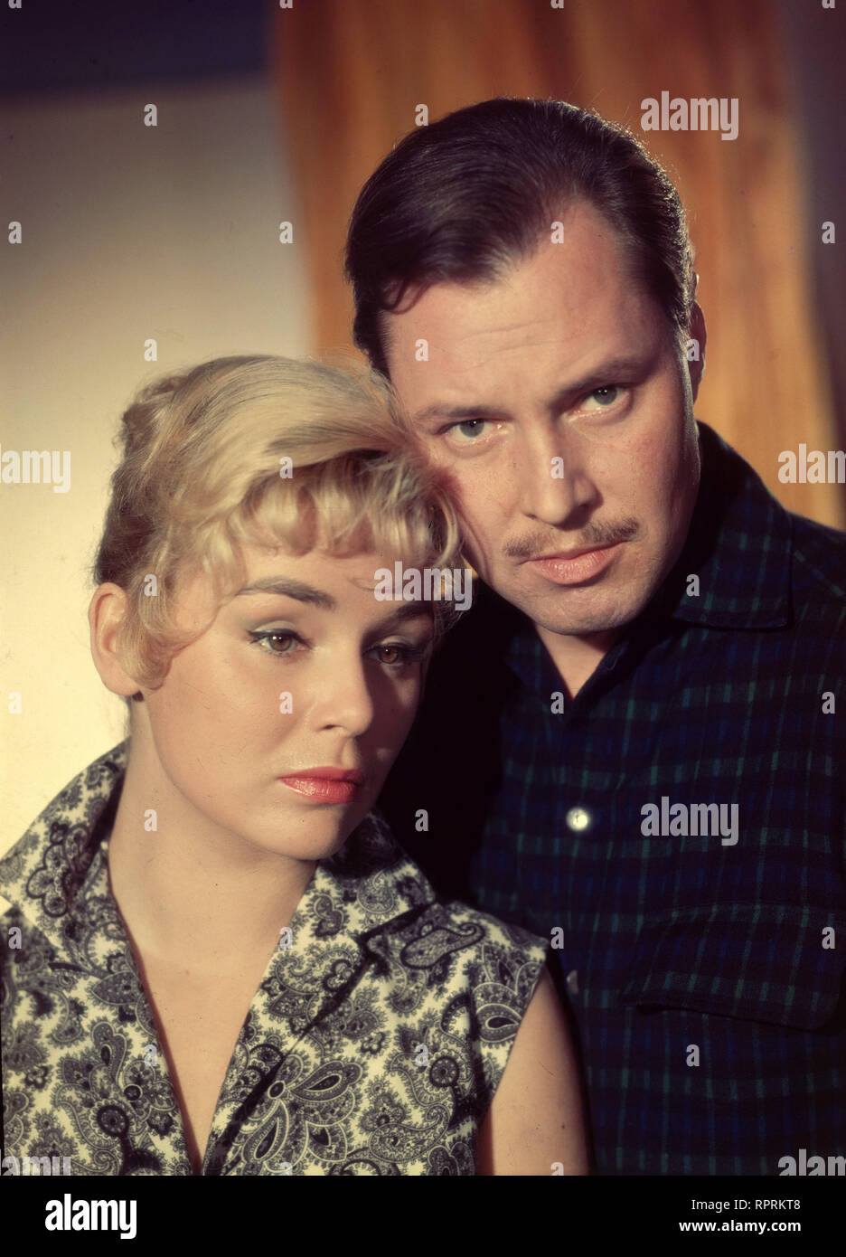 WIE EIN STURMWIND / BRD 1957 / Falk Harnack SUSANNE CRAMER (Gina), IVAN DESNY (Viktor Ledin) in 'Wie ein Sturmwind', Studioaufnahme, 1957. United Archives / kpa/Grimm Stock Photo