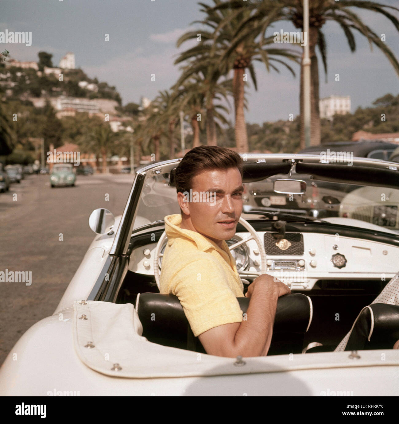 GLÜCK UND LIEBE IN MONACO / Liechtenstein/Schweiz 1959 / Hermann Leitner  CLAUS BIEDERSTAEDT im Film: 'Glück und Liebe in Monaco', 1959 Stock Photo -  Alamy, image size:1300x1381