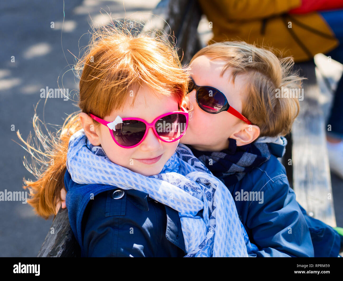 Boys kiss girls. Мальчик и девочка в очках. Мальчик и девочка в солнцезащитных очках. Девочка и мальчик в солнечных очках. Мальчик в очках с девушкой.