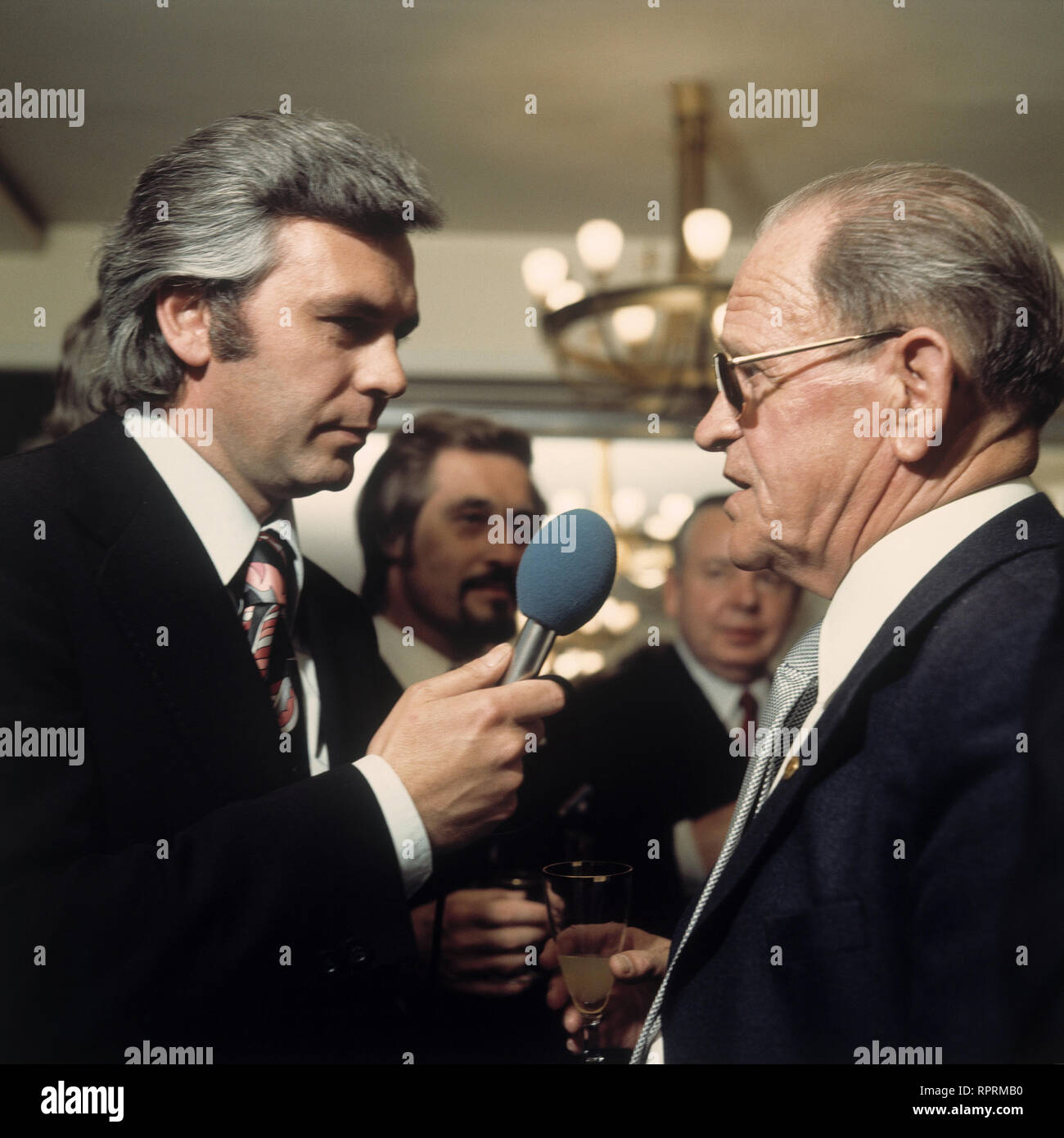 DAS AKTUELLE SPORT-STUDIO ZDF-Sport-Moderator DIETER KÜRTEN und der ehemalige Bundestrainer SEPP HERBERGER beim Prominentenempfang im Hotel Kempinski, Berlin, 16.6.1973 Stock Photo