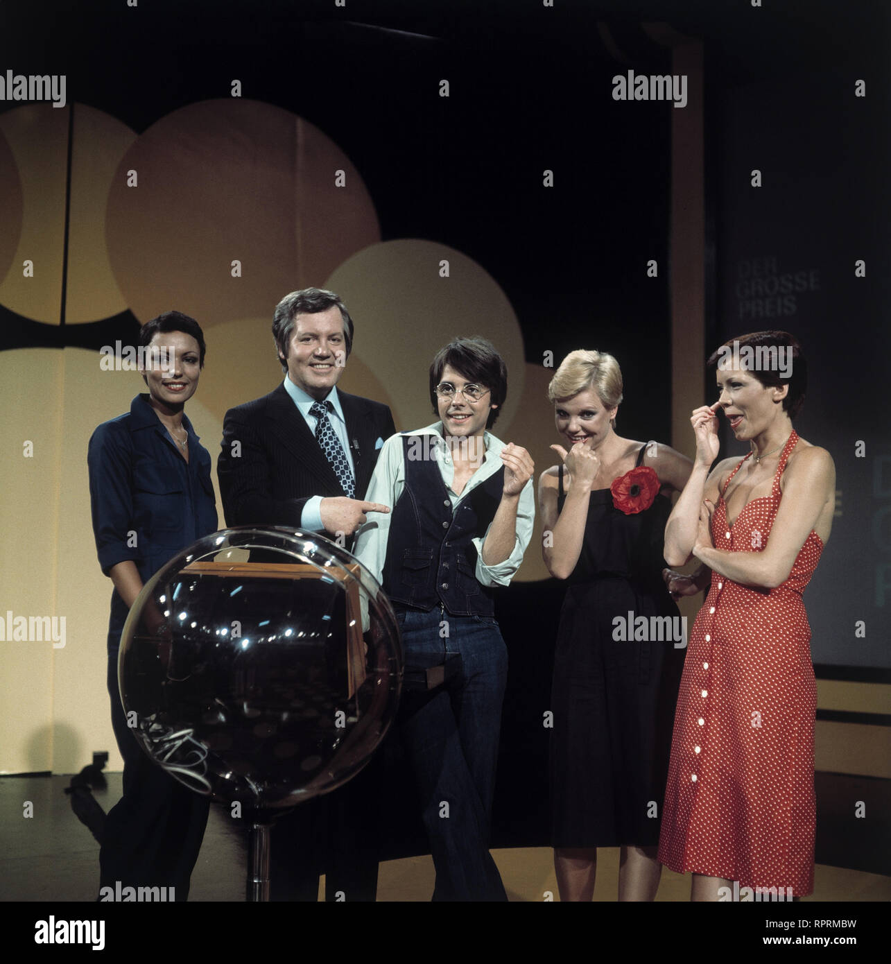 DER GROSSE PREIS WIM THOELKE mit Assistentinnen und Champion CLAUS OBALSKI, Sendung vom 22.7.1976 Stock Photo