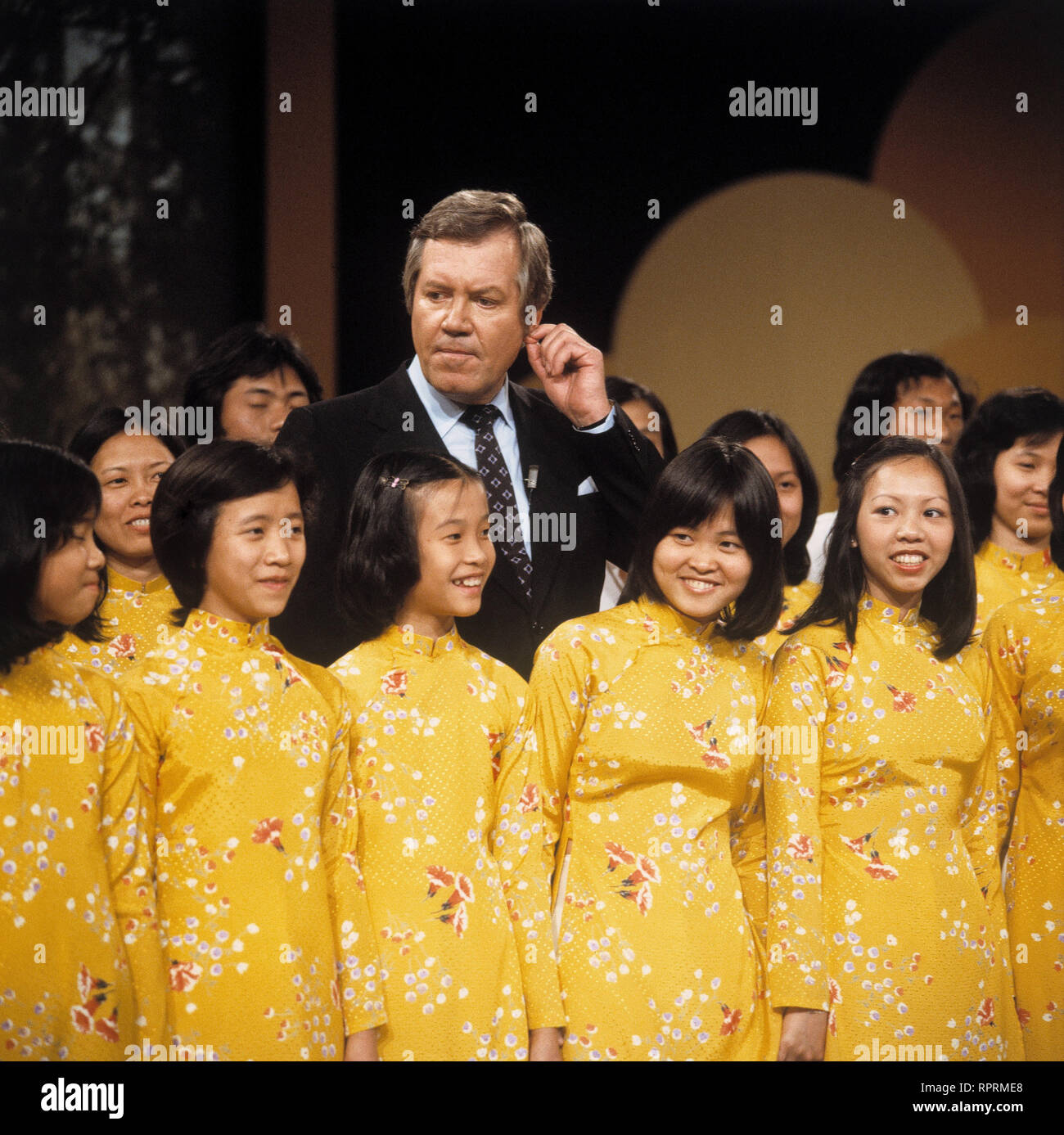 DER GROSSE PREIS WIM THOELKE mit asiatischen Mädchen, Sendung vom 16.8.1979 Stock Photo