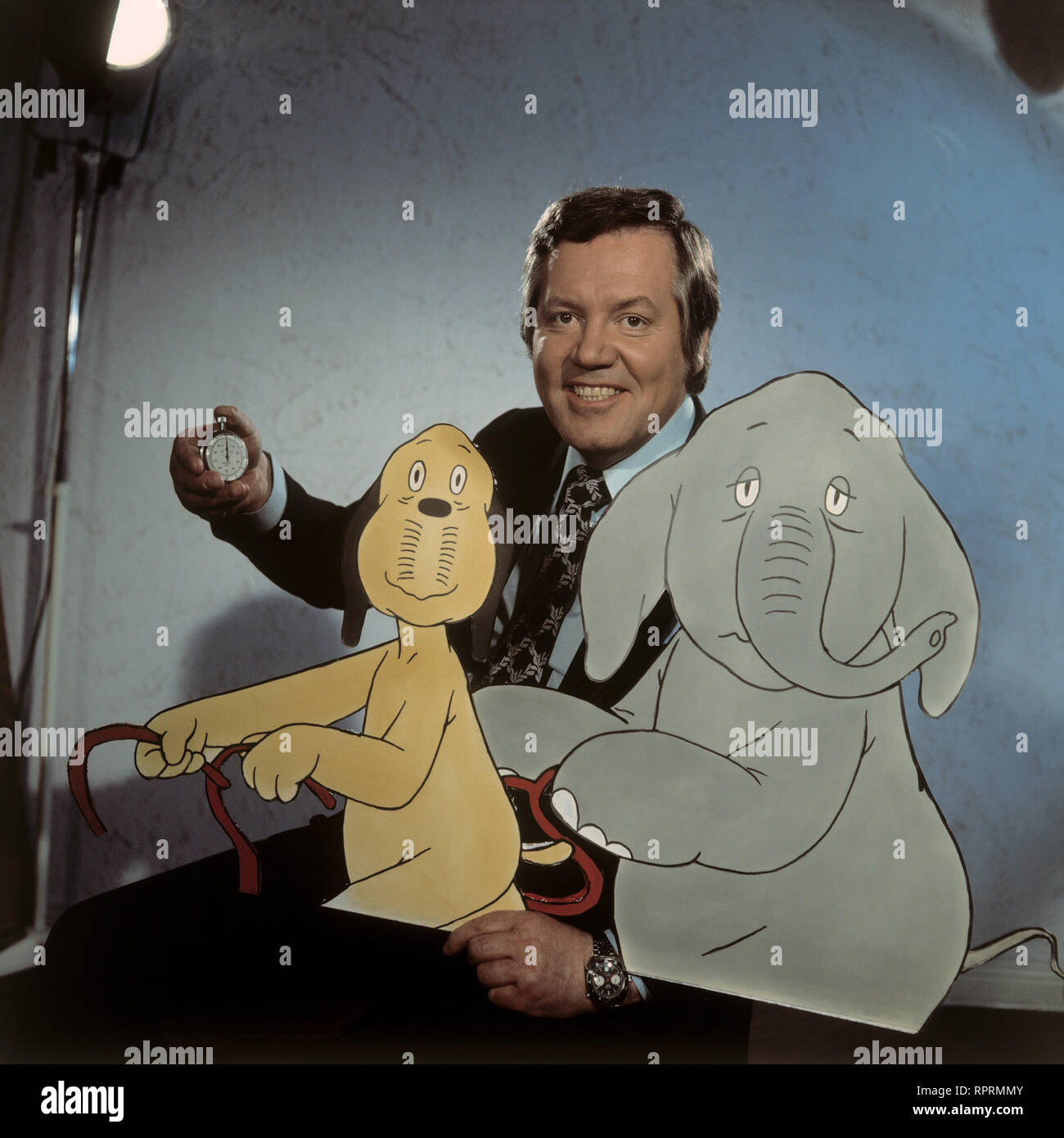 DER GROSSE PREIS WIM THOELKE mit Wum (der Hund) und Wendelin (der Elefant),  1974. Die beliebten Zeichentrickfiguren schuf Loriot Stock Photo - Alamy