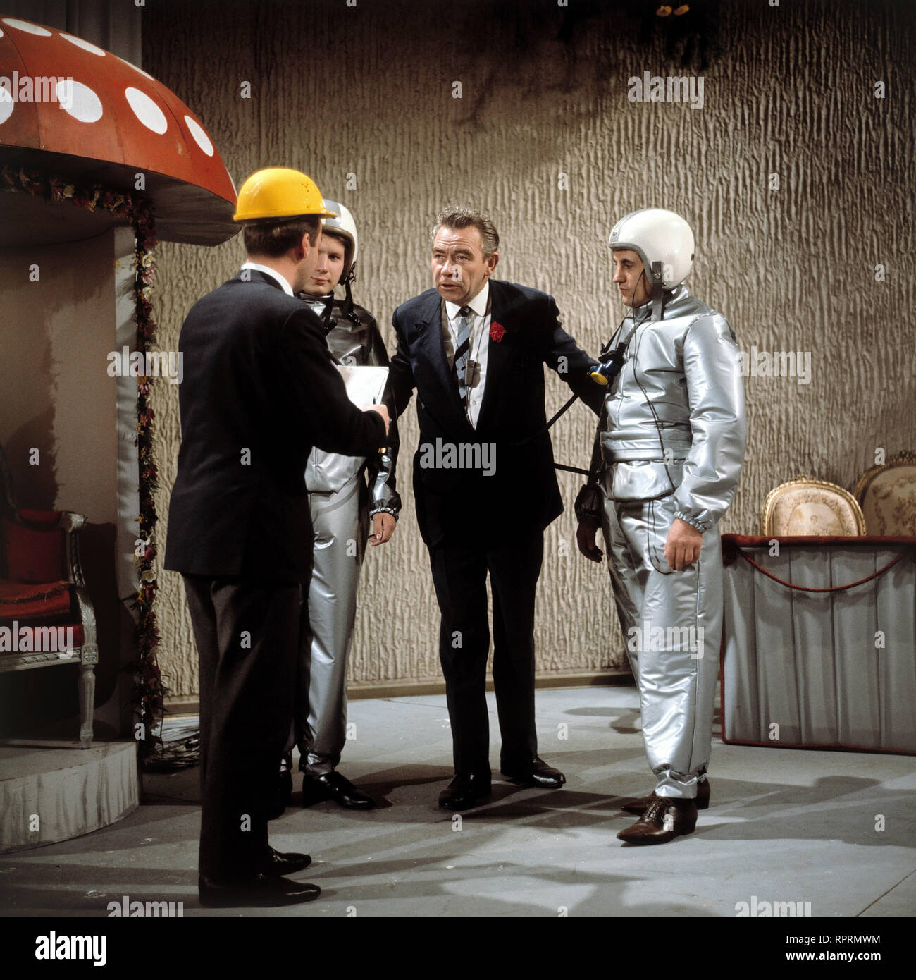 VERGISSMEINNICHT PETER FRANKENFELD mit Showteilnehmern, Sendung von 1966 Stock Photo