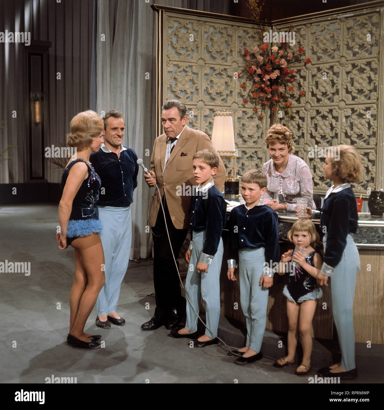 VERGISSMEINNICHT PETER FRANKENFELD mit Showteilnehmern, 1966 Stock Photo