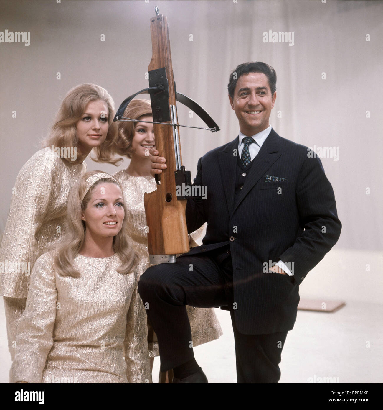 DER GOLDENE SCHUSS VICO TORRIANI mit Armbrust und Assistentinnen, 1969  Stock Photo - Alamy