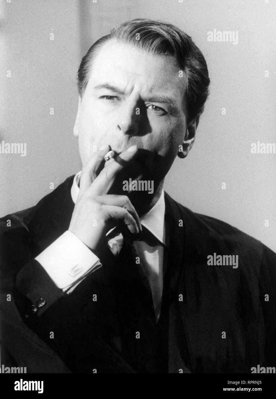 O. W. FISCHER mit Zigarette, Portaitaufnahme aus den 60er Jahren. Stock Photo