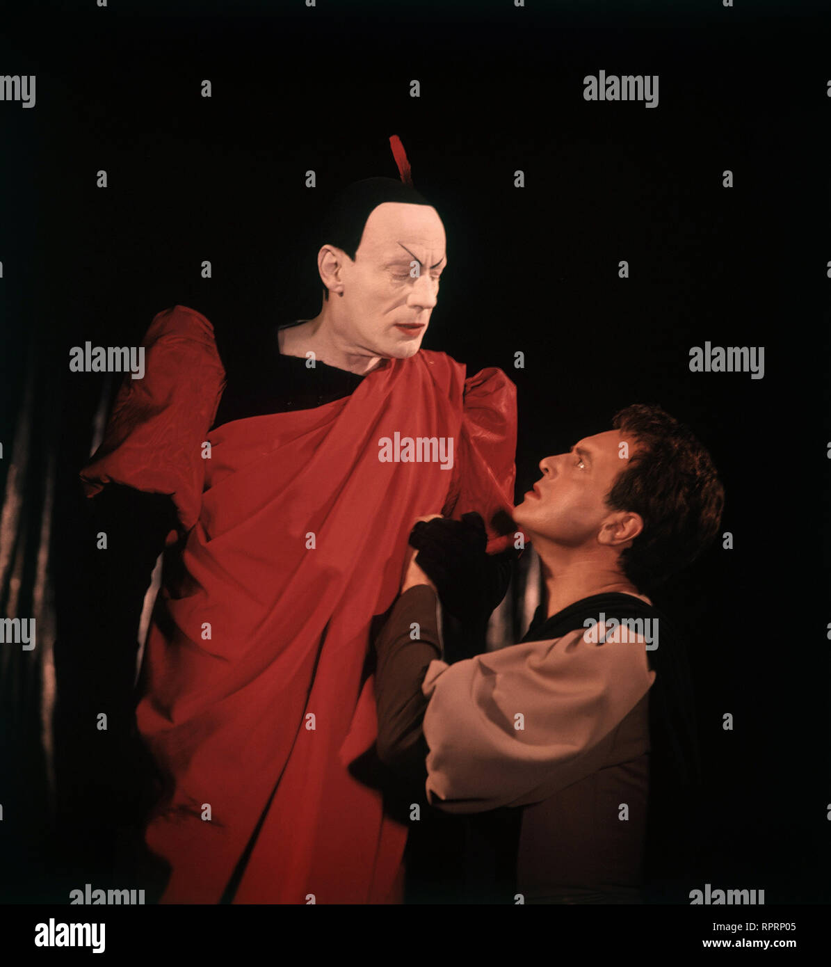 Faust Verfilmung Einer Auffuhrung Des Deutschen Schauspielhauses Hamburg 1960 Gustaf Grundgens Als Mephistopheles Und Will Quadflieg Als Faust Stock Photo Alamy