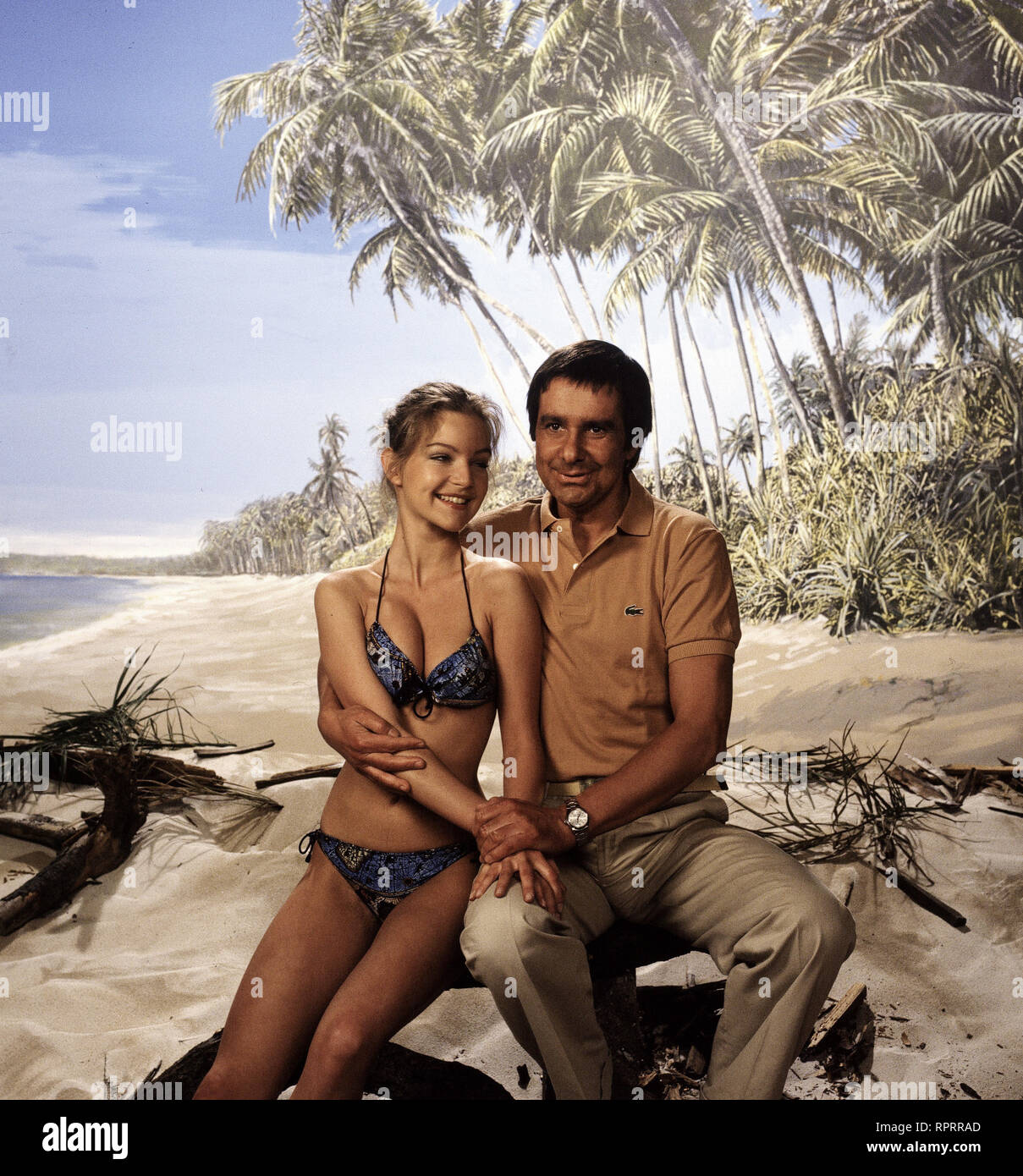 DAS TRAUMSCHIFF  Urlaubsgeschichten auf See BRD 1981  Fritz Umgelter Herr  Schober und Fräulein Hork (DIETLINDE TURBAN, GERD BALTUS) beim Flirten am  Strand. EM  Überschrift: DAS TRAUMSCHIFF  BRD 1981 Stock Photo - Alamy