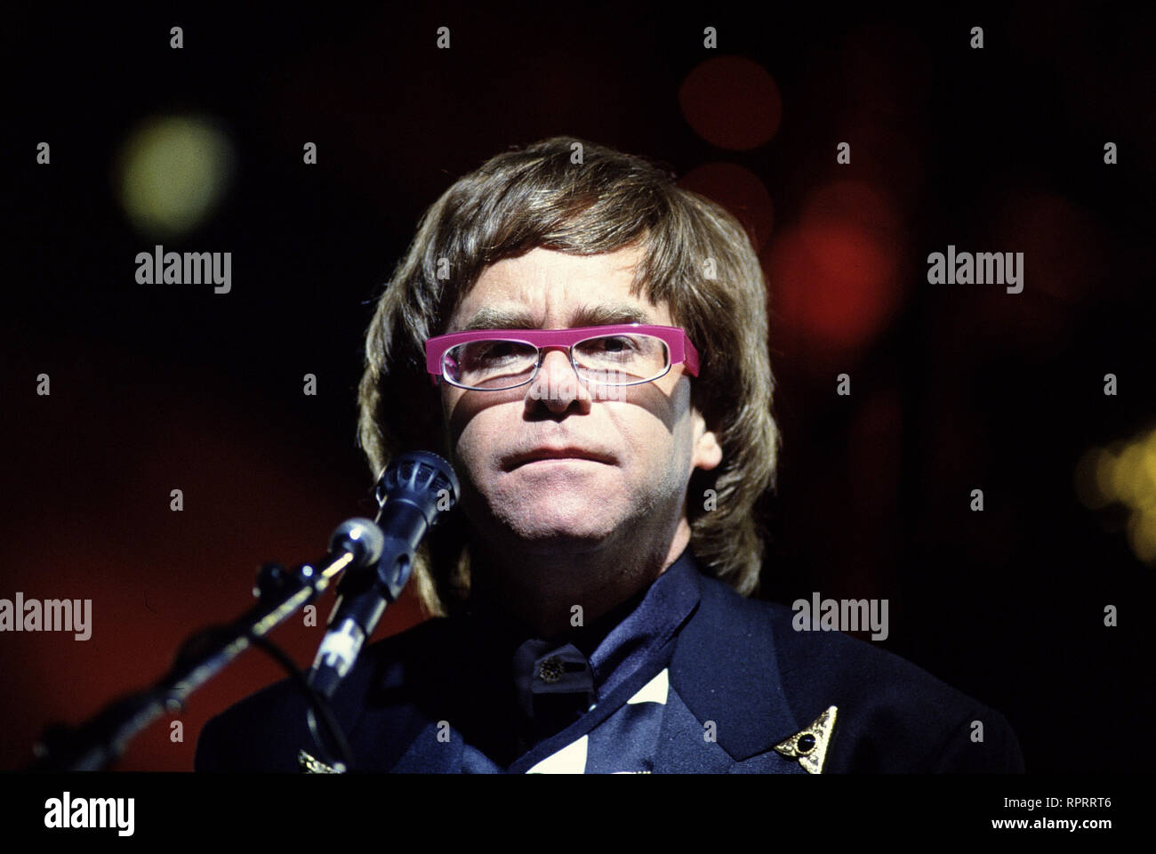 ELTON JOHN wurde am 25. März 1947 in Pinner in Middlesex geboren. Elton John und sein Texter Bernie Tauping sind das erfolgreichste Songwriter-Duo. Elton John ist seit den 70er Jahren einer der erfolgreichsten Rockmusiker. 1971 landete er gleich fünf LPs in den US-Hitparaden. Zu den grÜßten Erfolgen des Sängers und Pianisten zählen Songs wie: 'Rocket Man', 'Blues Eyes' oder 'I'm Still Standing'. Elton John ist auch als Kunstsammler und Mäzen bekannt. 2000 erhielt er einen Ehren-Grammy für sein Werk. Foto: 1995 / Überschrift: Elton John Stock Photo