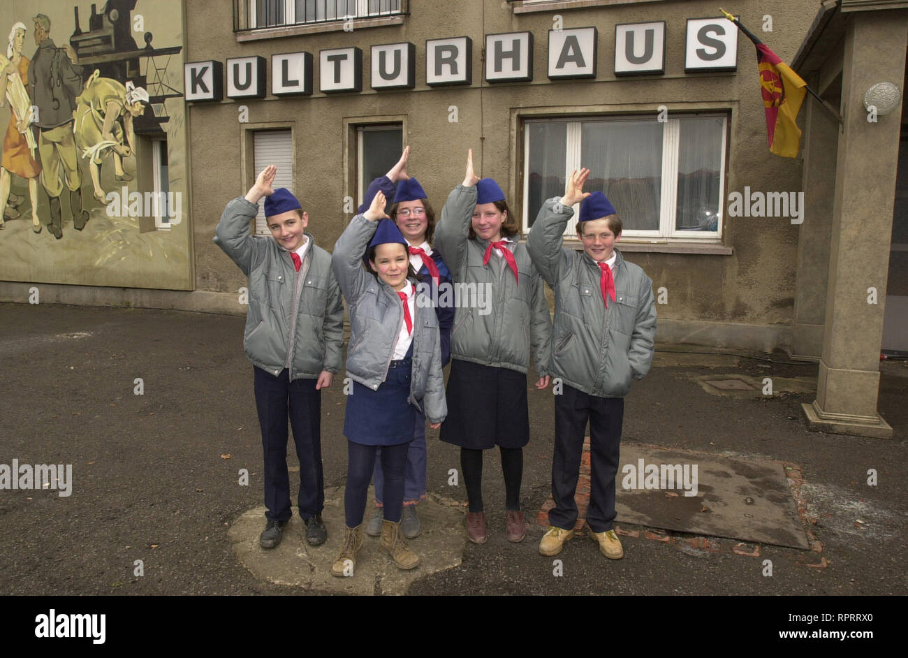 DDR - Pioniere vor einem Kulturhaus / Überschrift: DDR Stock Photo