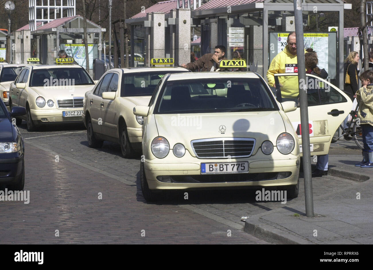 https www alamy com taxistand am bahnhof zoo in berlin berschrift bahnhof zoo image237780878 html