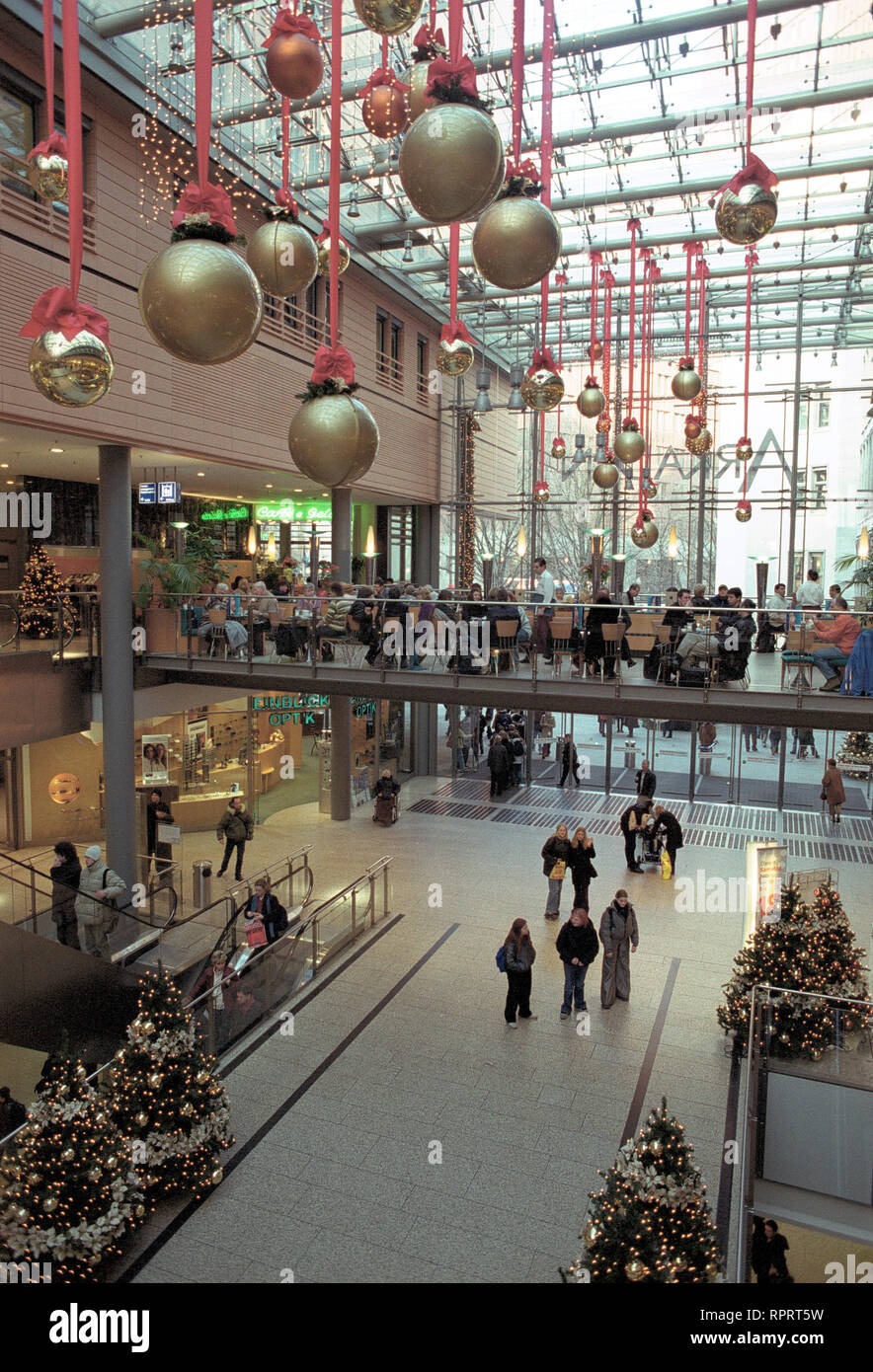 Berlin 2001, Potsdamer Platz-Arkaden mit weihnachtlicher Dekoration /  Überschrift: BERLIN Stock Photo - Alamy