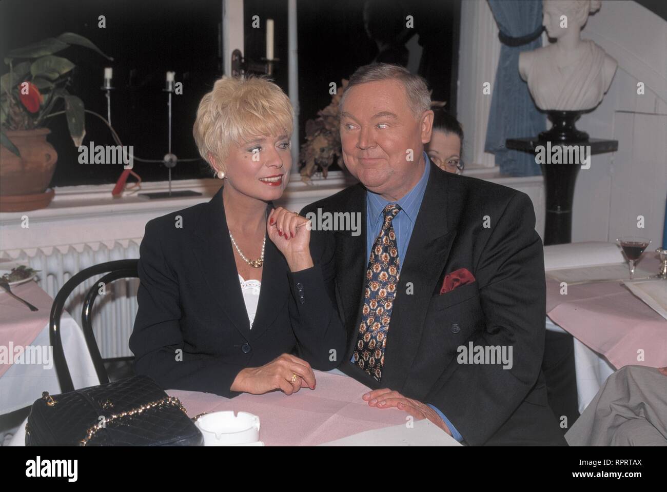 Hübsche Blondine Hat Mit Ihrer Freundin Viel Spaß Hübsche Blondine Hat Mit Ihrer Freundin Viel Spaß