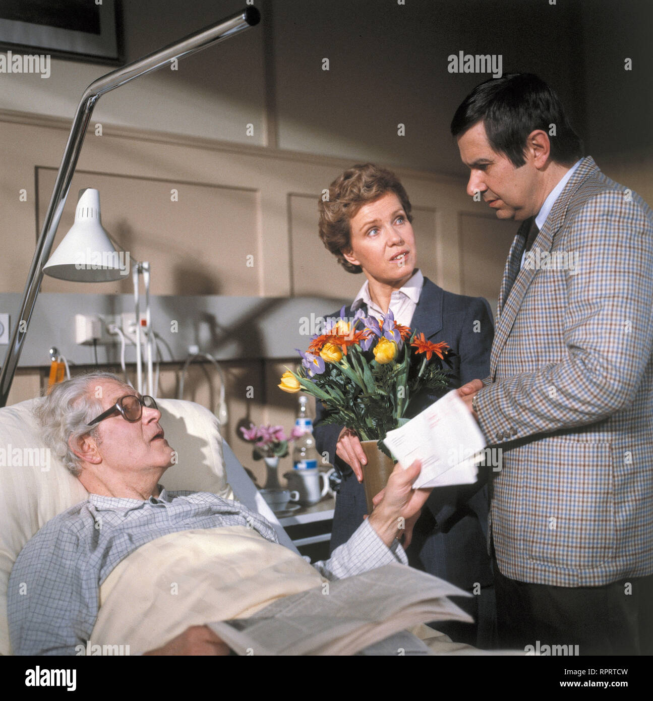 DIE SCHWARZWALDKLINIK / Der Wert des Lebens D 1985 / Hans-Jürgen Tögel Bild: ERNST VON KLIPPSTEIN (Friedrich Metzner), WITTA POHL (Annetilde Metzner), GERD BALTUS (Alwin Metzner) in der Folge: 'Der Wert des Lebens'. EM / Überschrift: DIE SCHWARZWALDKLINIK / D 1985 Stock Photo