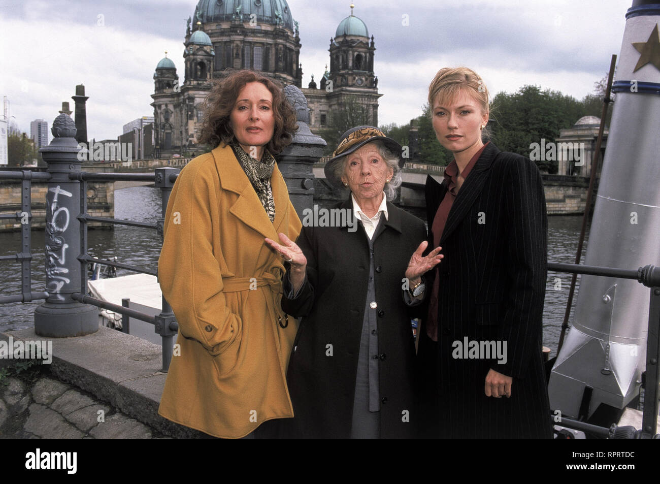 DIE LIEBENDEN VOM ALEXANDERPLATZ / D 2001 / Detlef Rönfeldt ELEONORE WEISGERBER (Liz Weinberg), INGE MEYSEL (Ruth Levenstein), JOHANNA CHRISTINE GEHLEN (Sarah Weinberg) # / Überschrift: DIE LIEBENDEN VOM ALEXANDERPLATZ / D 2001 Stock Photo