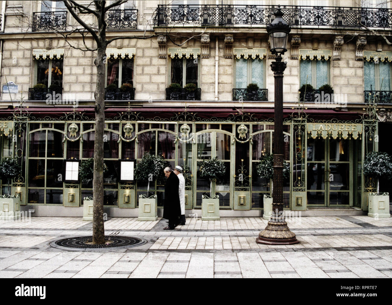 PARIS, die Promenade und Edel-Flaniermeile CHAMPS-ELYSES 01/2001 / Überschrift: Paris Stock Photo