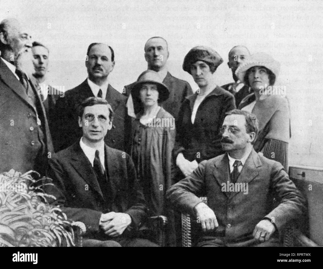 The Irish Peace Delegation, Grosvenor Hotel, London, 1921. After 18 months of guerrilla war, both the British government and the leaders of the IRA sought to bring the conflict to an end. A Truce was agreed in July 1921, followed by negotiations towards an Anglo-Irish Treaty. Sitting-Eamon de Valera and Arthur Griffith. Standing, left to right-Count George Noble Plunkett, Erskine Childers, Laurence O'Neill, Dr. Farnham and Robert Barton. Stock Photo