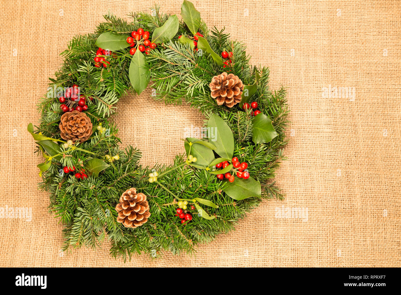 Holly ivy mistletoe wreath hi-res stock photography and images - Alamy