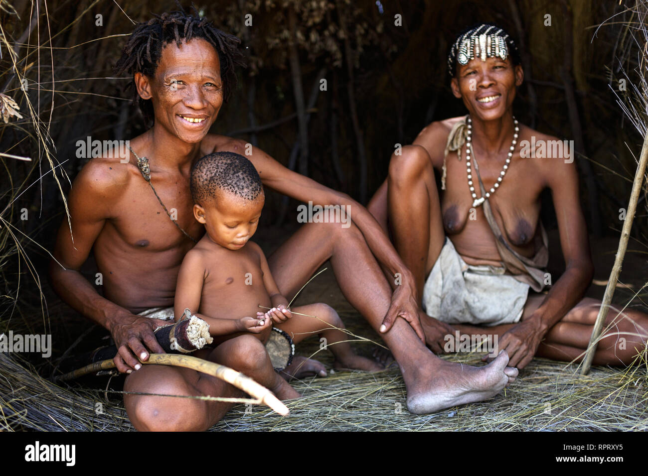 bushmen-family-of-the-san-people-kalahari-namibia-africa-RPRXY5.jpg