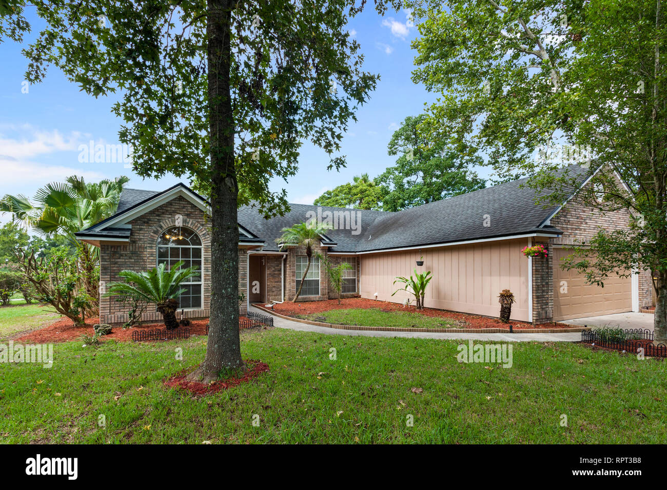 Suburban ranch house usa hi-res stock photography and images - Alamy
