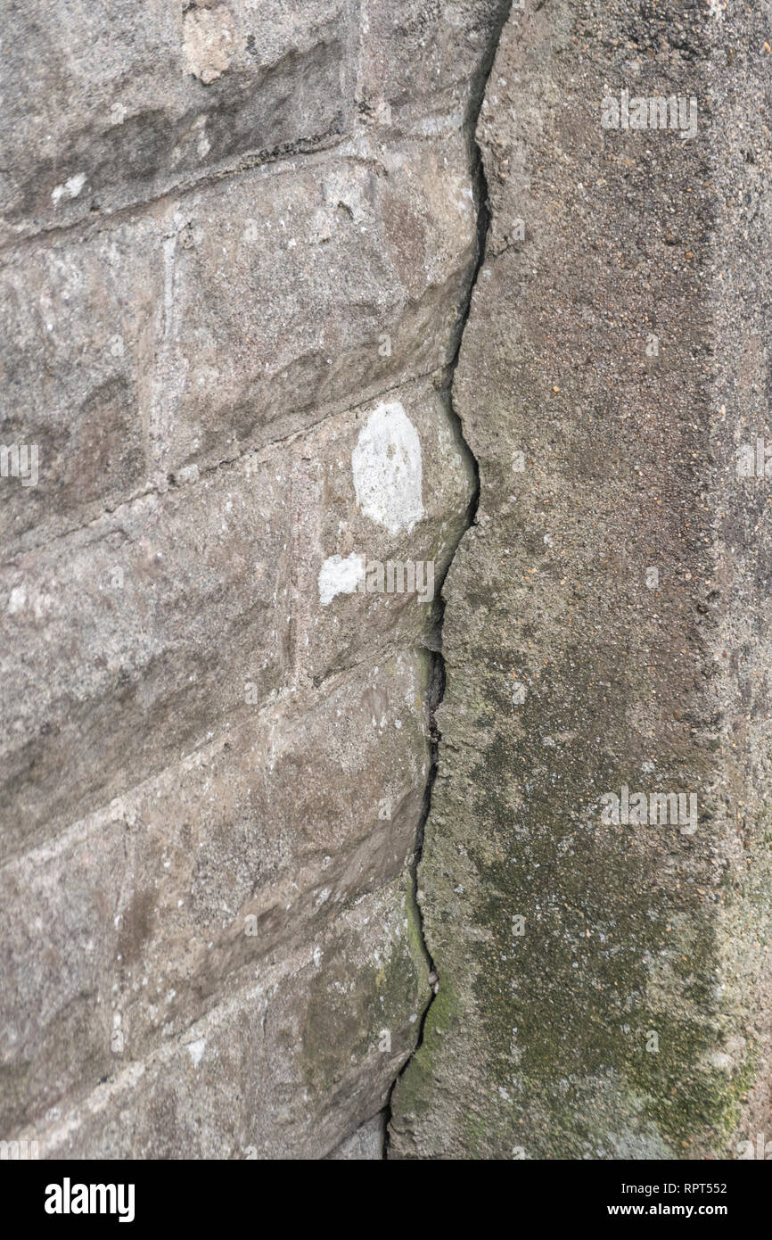 Cracked wall. Metaphor small gap, close gap, crumbling infrastructure,  fault line Stock Photo - Alamy