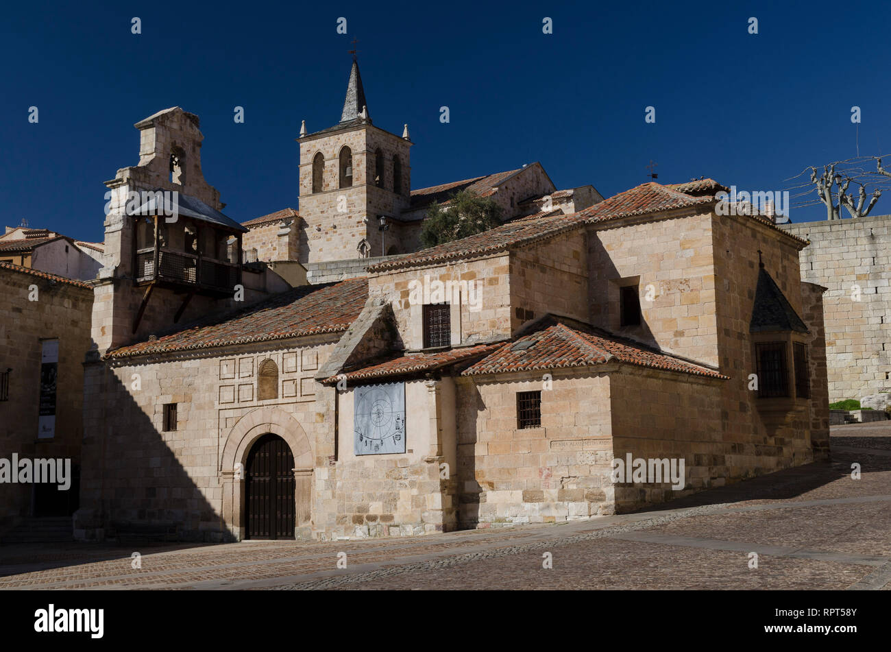 Museo de zamora en la Iglesia de Santa lucia con la iglesia de San cipriano al fondo. Stock Photo