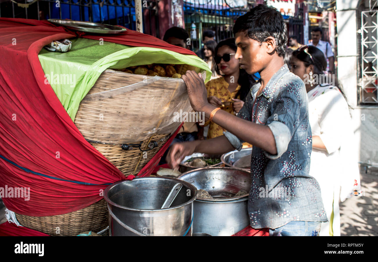 Kolkata, West Bengal, India, January 2019: A Puchka Wala selling Puchka also called Pani Puri or Golgappa in the street of kolkata. A famous street fo Stock Photo