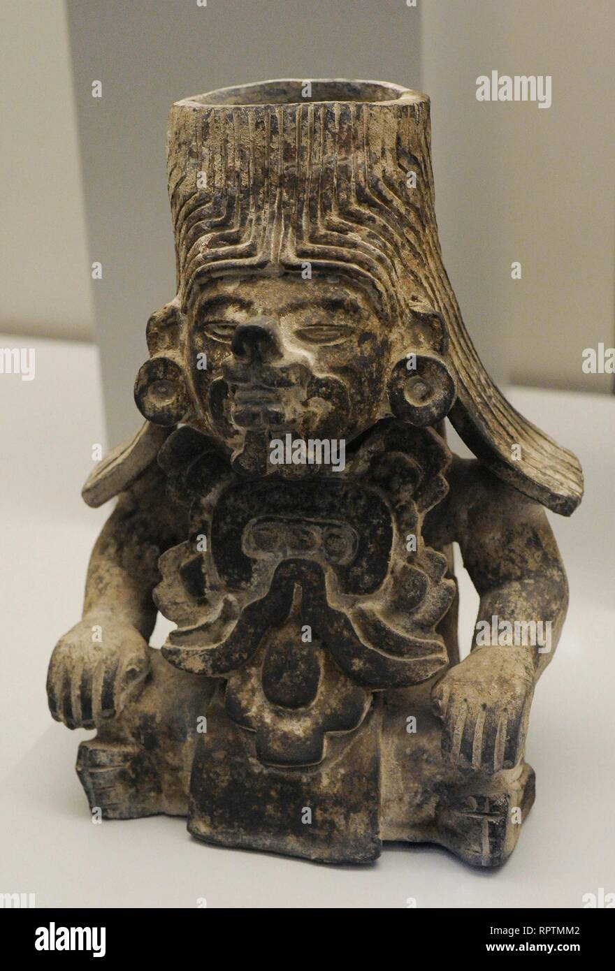 Vaso cilíndrico con gemelos héroes y señores de la muerte. Maya, 600–900  EC. Cerámica. Cerámica pintada sin cordones Fotografía de stock - Alamy